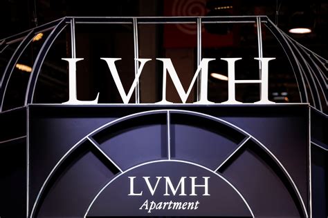 【時尚幕後】LVMH總裁晉升全球首富！10件事認識貝 .